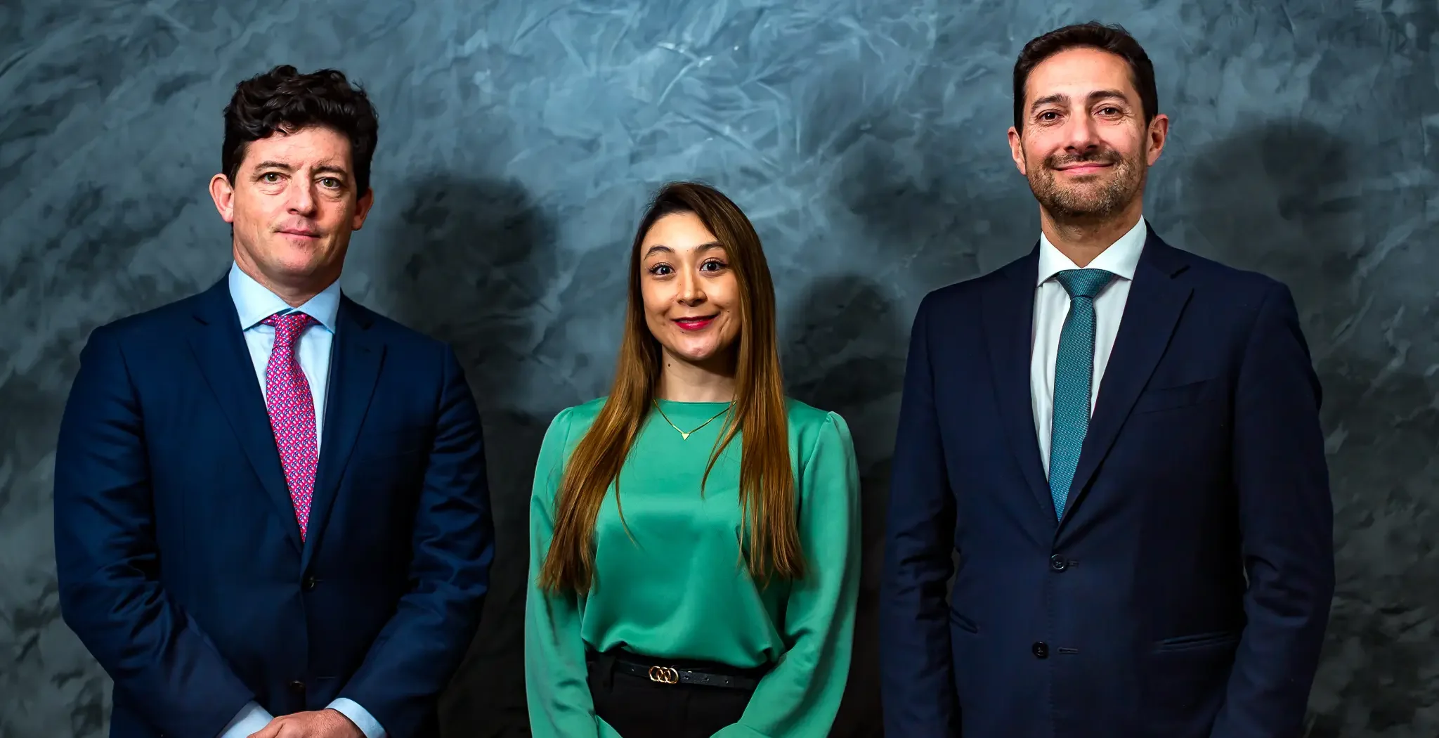 Tres integrantes del equipo de ABOMAX Servicios Legales en la oficina de Mendoza