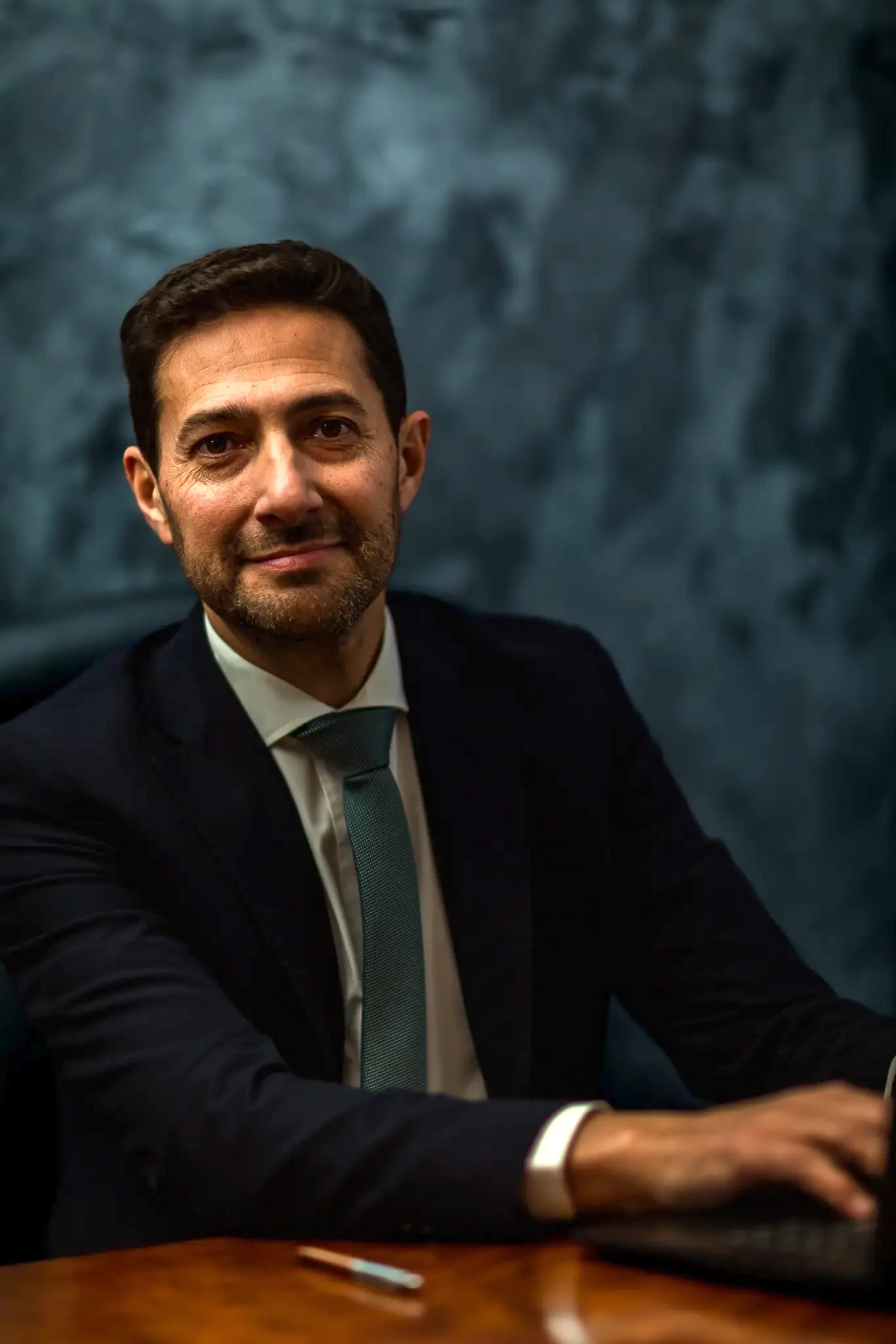 Juan Pablo Miranda Calderón, socio fundador de ABOMAX, trabajando en su escritorio